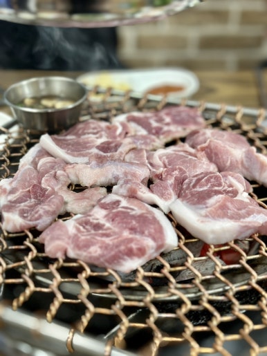 꿀꿀이뒷통참숯구이 이미지