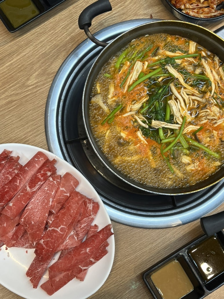 얼큰샤브샤브칼국수 이미지
