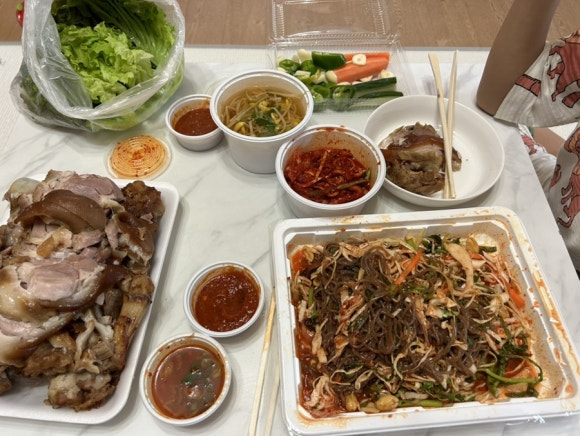 웃거리왕족발 이미지