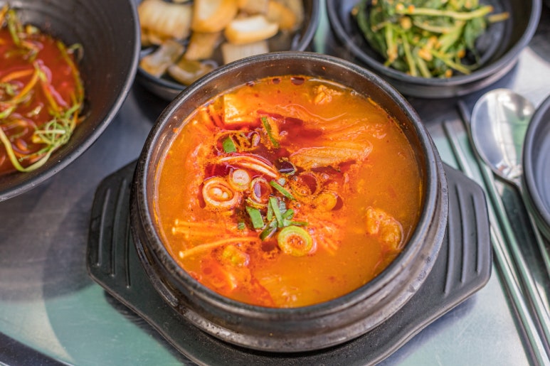 돼지듬뿍진짜김치찌개 이미지