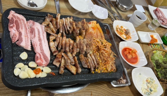 죽여주는 쌩고기통 김치찌개 이미지