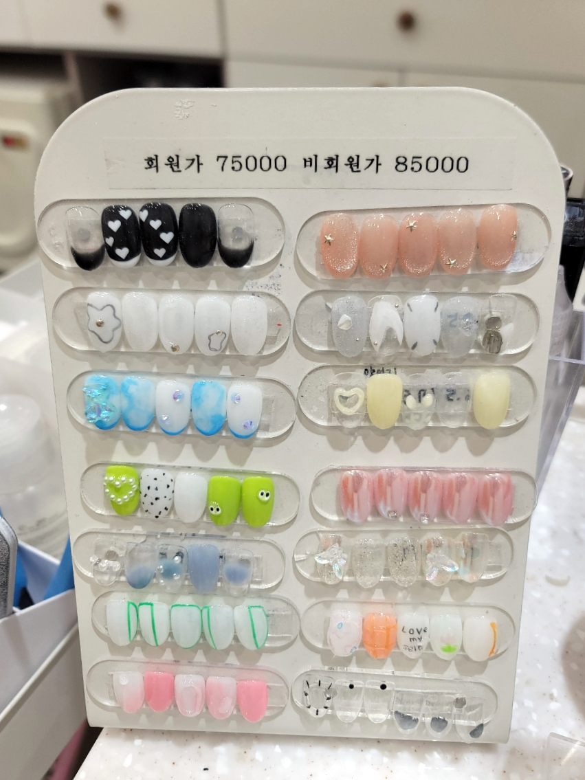 빨강이 손톱 이미지
