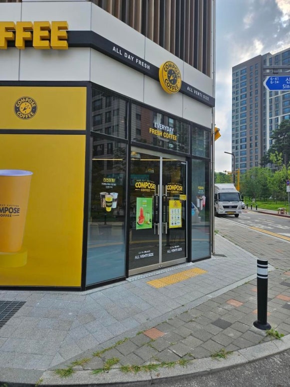 컴포즈커피 화성봉담신수마을점 이미지