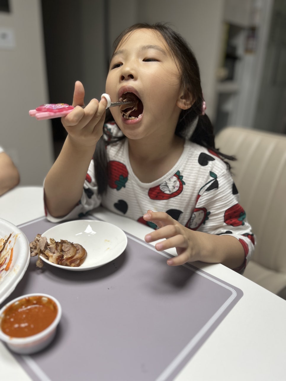 돼지가족 왕족발 이미지