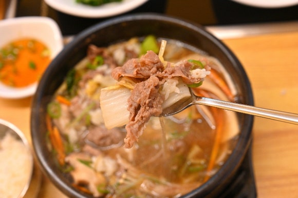 엄마의 김치찌개 밥상 이미지