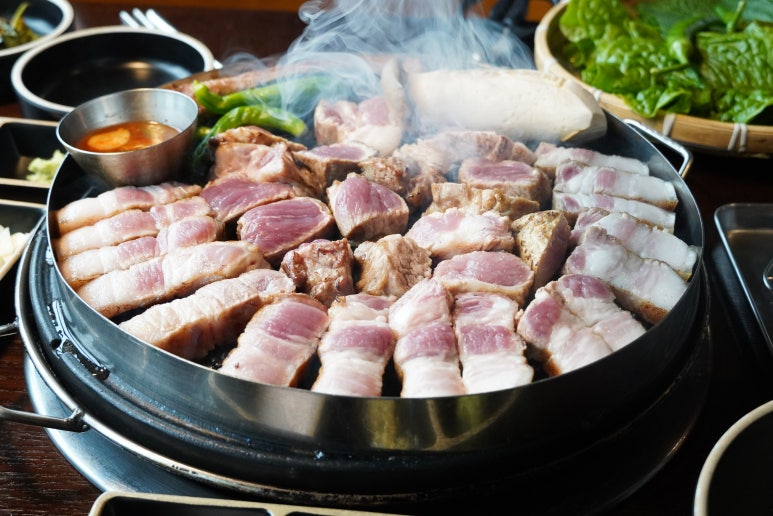 돌담위에흑돼지 이미지