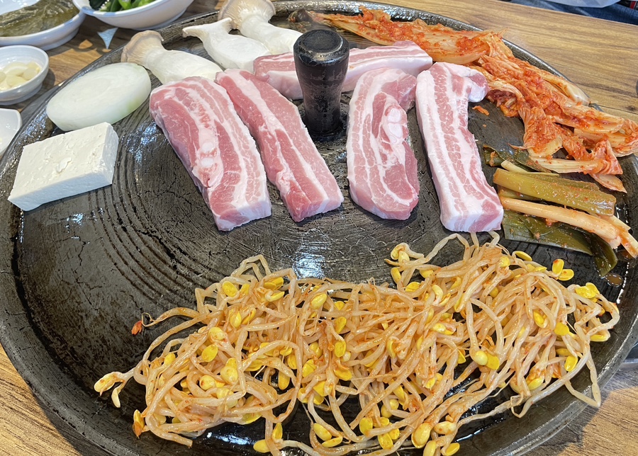 탄현 솥뚜껑 삼겹살 이미지