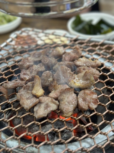 꿀꿀이뒷통참숯구이 이미지