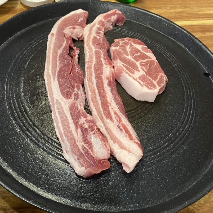 이가 솥뚜껑생삼겹 이미지