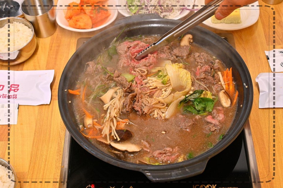 엄마의 김치찌개 밥상 이미지