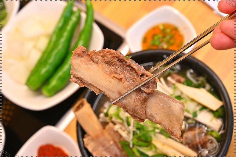 엄마의 김치찌개 밥상 이미지