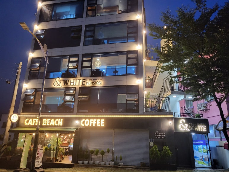 앤화이트펜션.비치 이미지