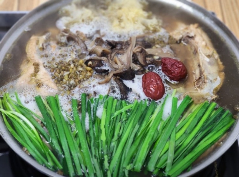 오능이백숙 이미지