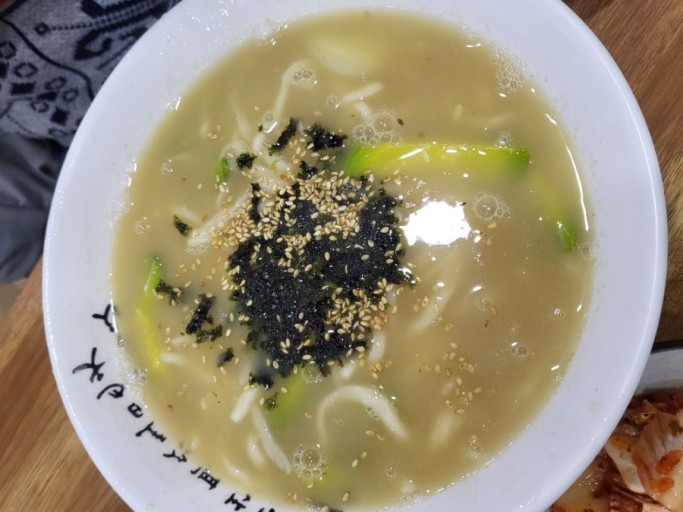 돼지 칼국수 이미지