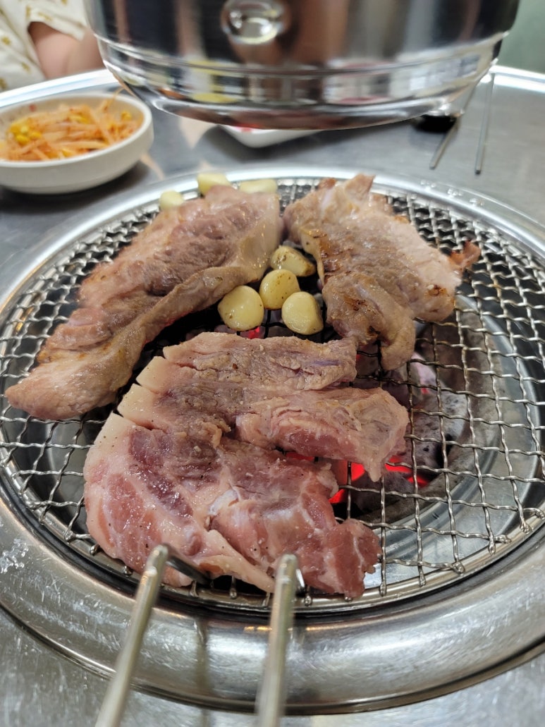지리산흑돼지뒷통구이 이미지