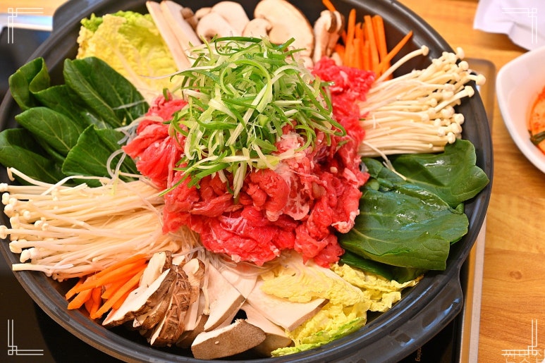 엄마의 김치찌개 밥상 이미지