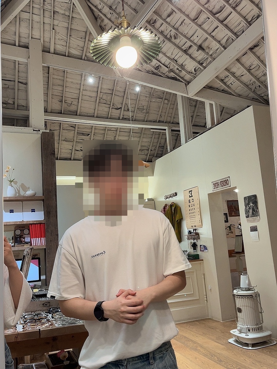 카페 안경 이미지