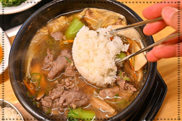 엄마의 김치찌개 밥상 이미지
