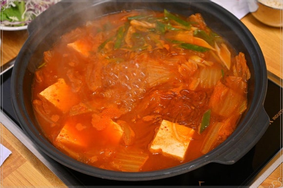엄마의 김치찌개 밥상 이미지