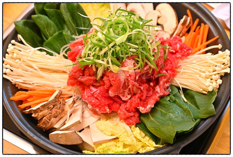 엄마의 김치찌개 밥상 이미지