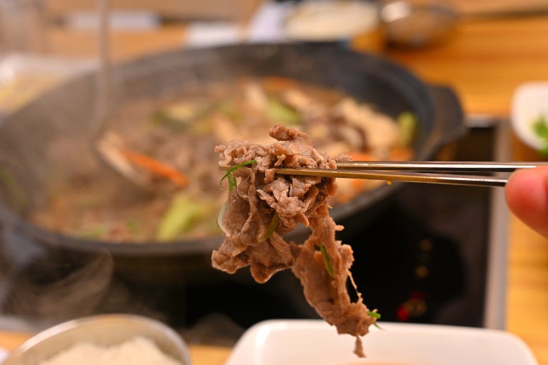 엄마의 김치찌개 밥상 이미지