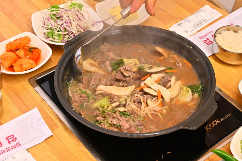 엄마의 김치찌개 밥상 이미지