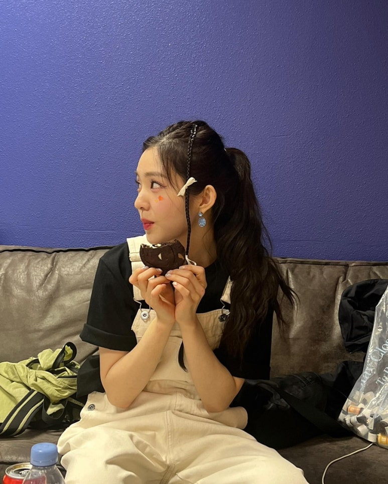 거꾸로 가는 가위 이미지