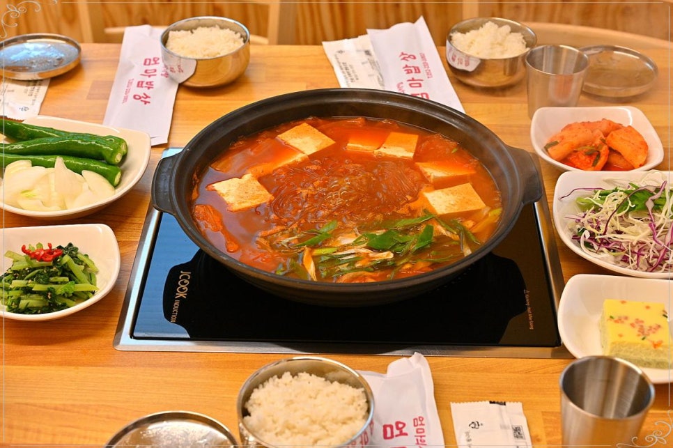 엄마의 김치찌개 밥상 이미지