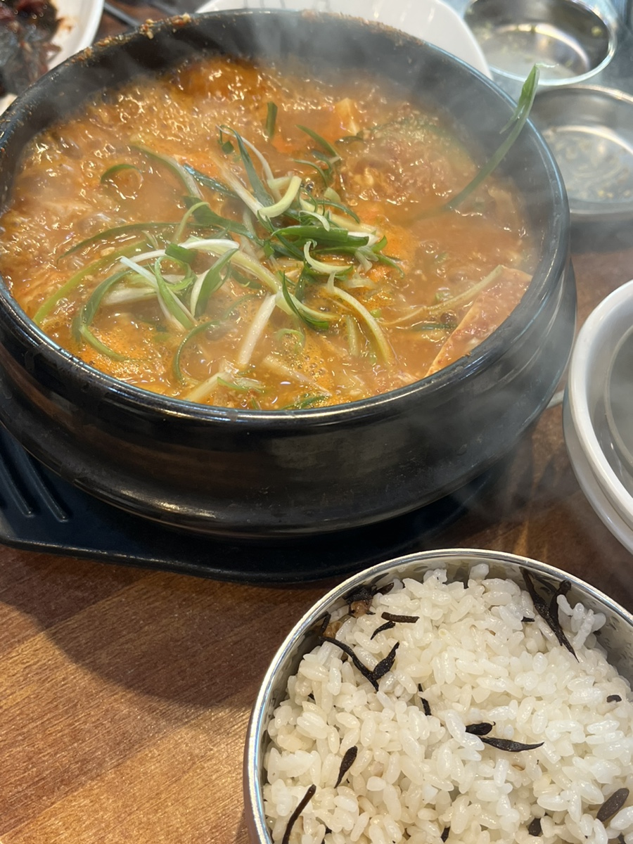돌담위에흑돼지 이미지