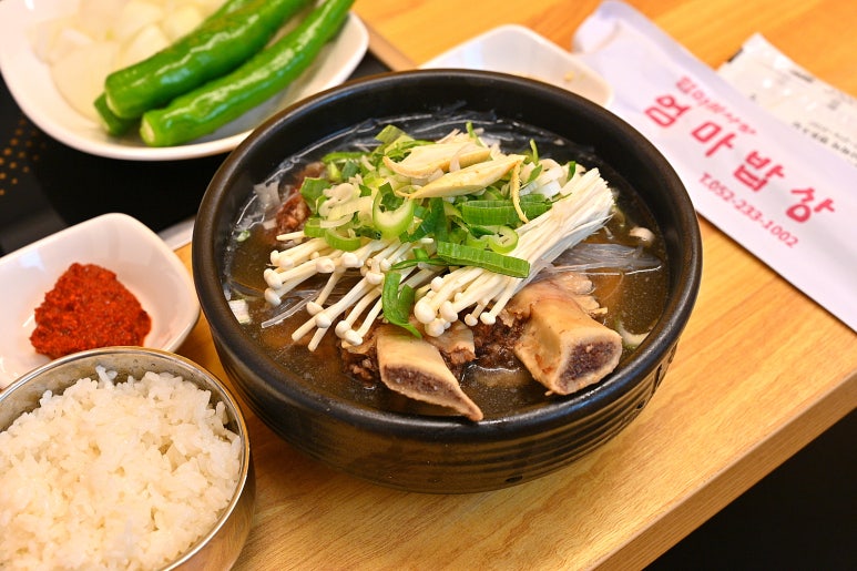 엄마의 김치찌개 밥상 이미지