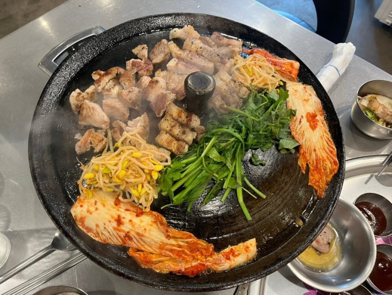 솥뚜껑미나리삼겹살 이미지