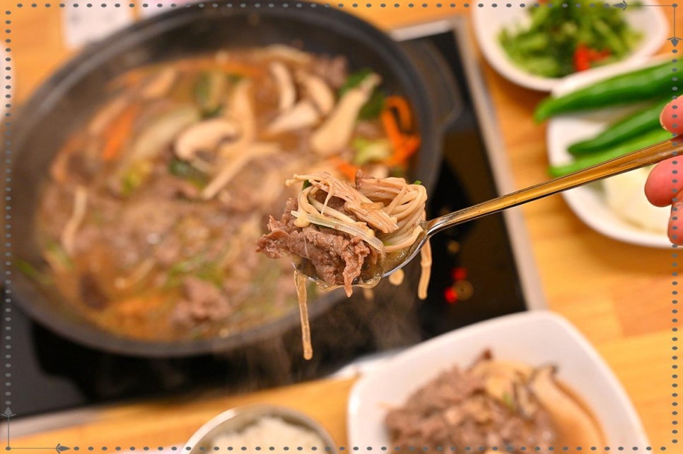 엄마의 김치찌개 밥상 이미지