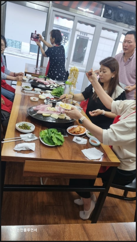 행복한 솥뚜껑 김치삼겹살 이미지