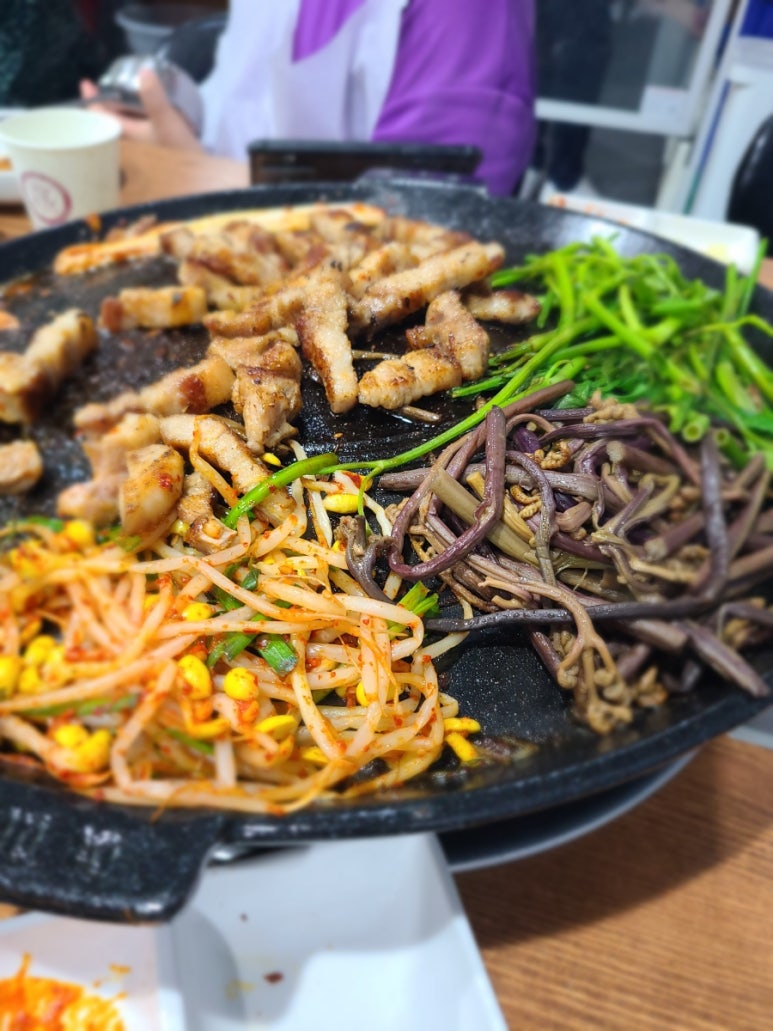 행복한 솥뚜껑 김치삼겹살 이미지