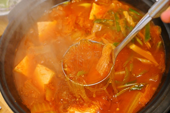 엄마의 김치찌개 밥상 이미지