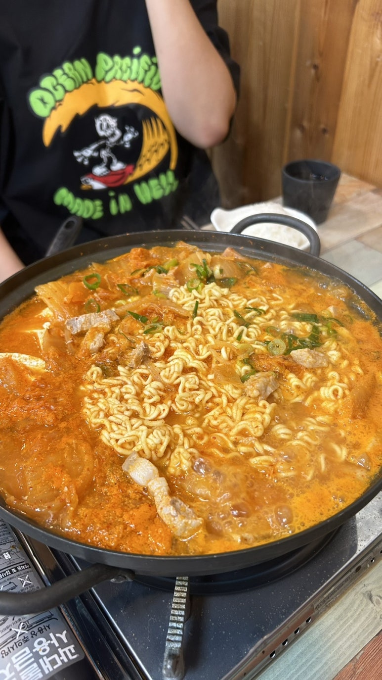 푸짐한김치찌개 이미지