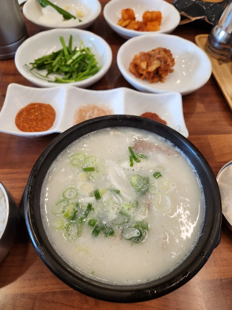 아제돼지국밥팔용점 이미지