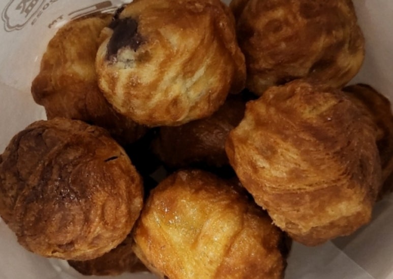 커피에 빠진 호두도둑 이미지