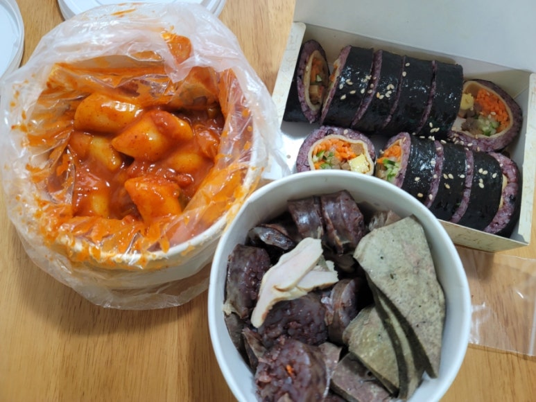 까망김밥 빨강떡볶이 이미지