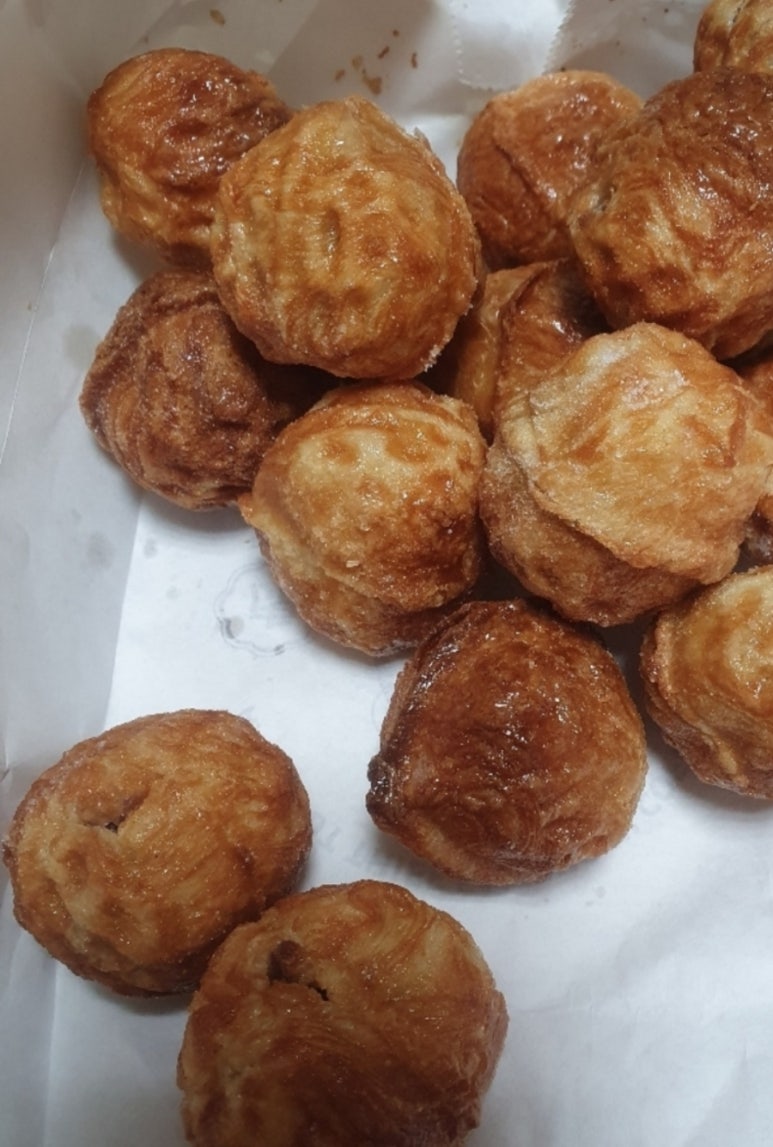 커피에 빠진 호두도둑 이미지