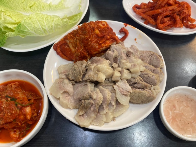 훼미리손칼국수;보쌈 이미지