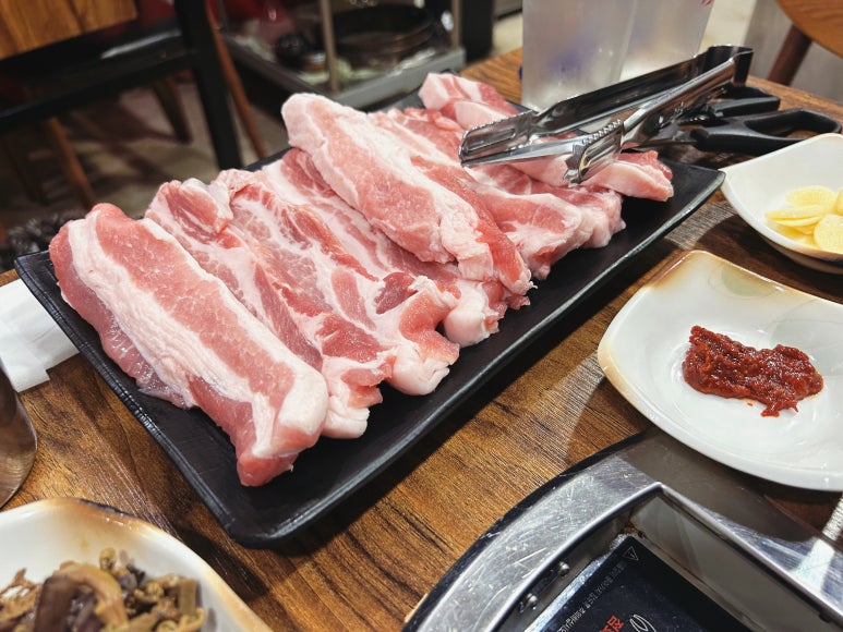 장터솥뚜껑삼겹살 권선시장점 대표 사진