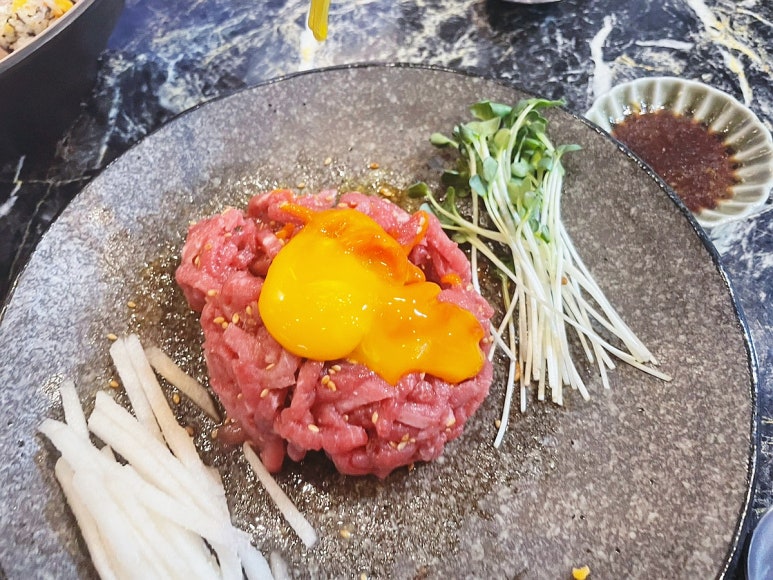 육회바른연어상 이미지