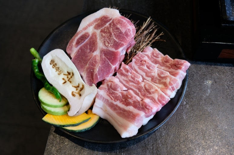 돼지두마리 이미지