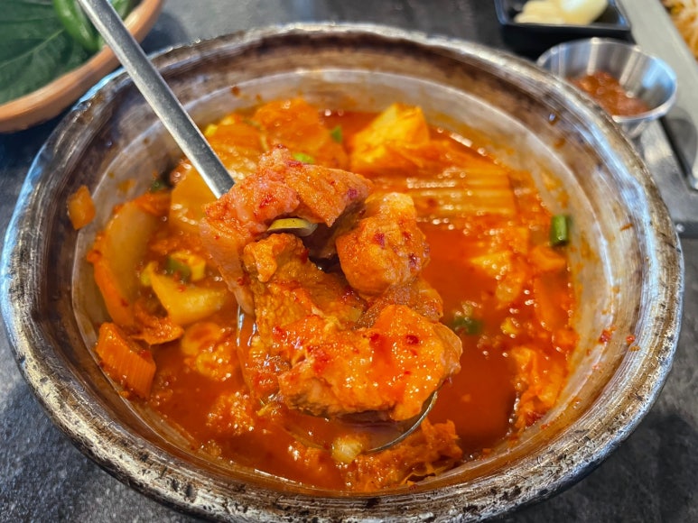돼지듬뿍진짜김치찌개 이미지