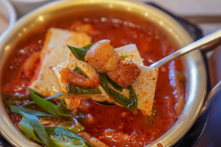 돼지듬뿍진짜김치찌개 이미지