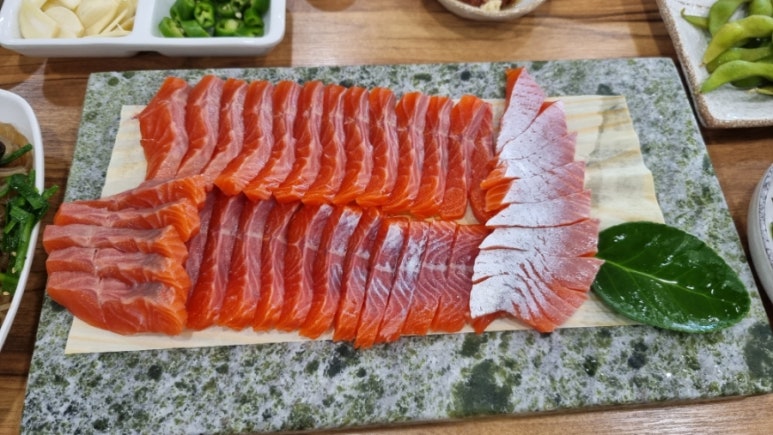 봉산암반수송어회 이미지