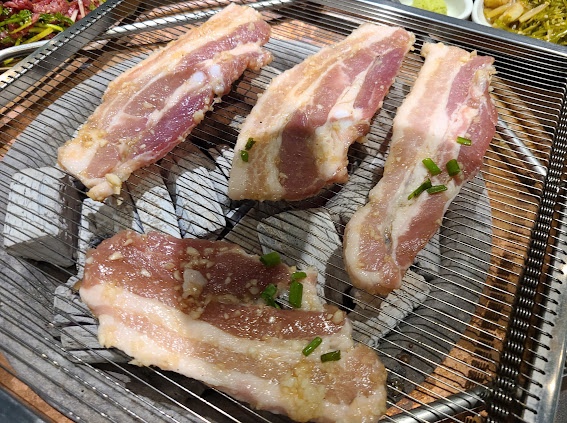 육탐숯불구이 이미지
