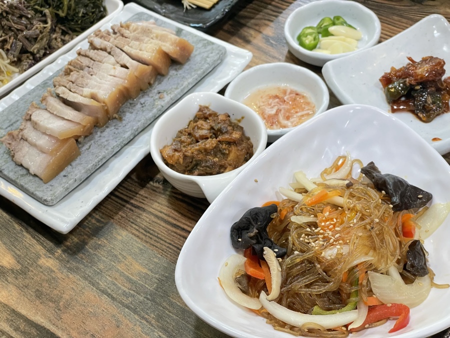 산아래보쌈，칼국수 이미지