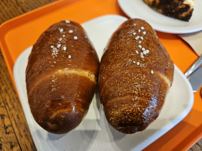 커피내리는부부 이미지